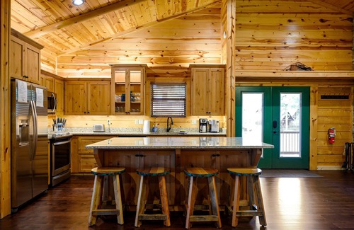 Broken Bow Cabin | Cast Away Lodge Luxury Cabin Near Hochatown center!