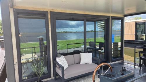 Offingawier Apartment | Castalia Houseboat met uitzicht over het Sneekermeer