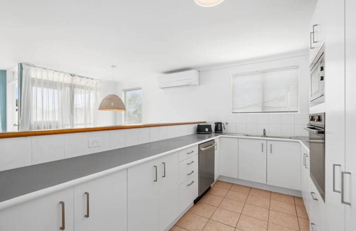 Castaways Beach Condo | Castaways Penthouse Noosa, Beachfront Pool Views Tennis