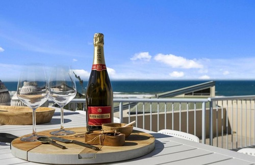 Castaways Beach Condo | Castaways Penthouse Noosa, Beachfront Pool Views Tennis