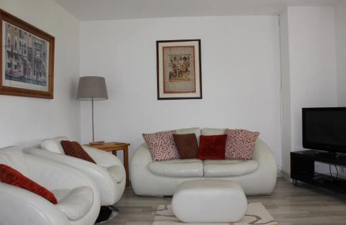 Luzech House | Castel Rouge