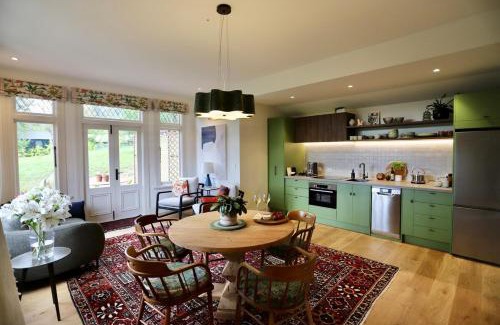Heathcote Valley Villa | Casterton Cottage, paradise garden with spa