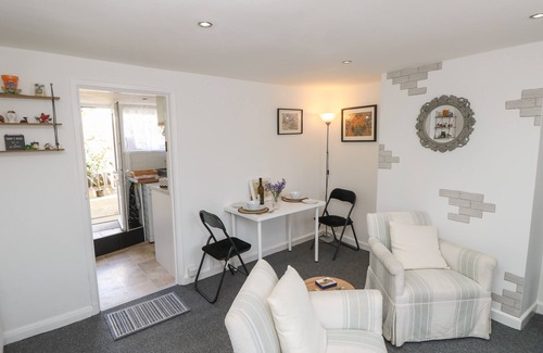 Newport Cottage | CASTLE COTTAGE, pet friendly, with a garden in Carisbrooke