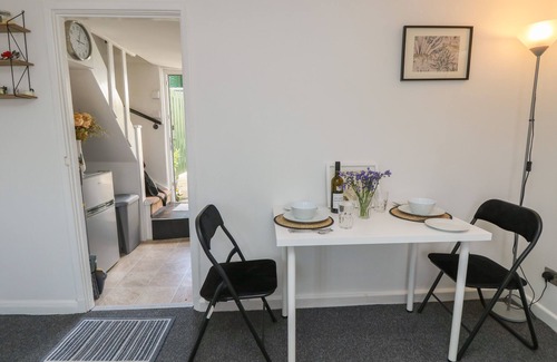Newport Cottage | CASTLE COTTAGE, pet friendly, with a garden in Carisbrooke