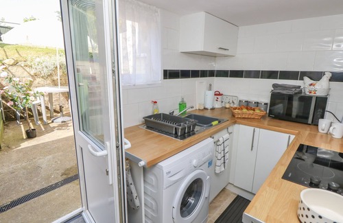 Newport Cottage | CASTLE COTTAGE, pet friendly, with a garden in Carisbrooke
