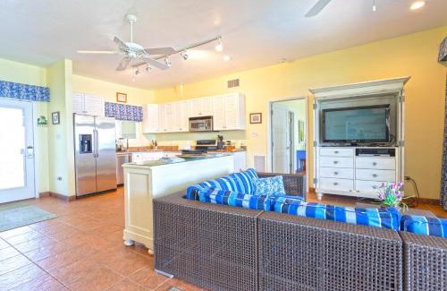 Gun Bay House | Castle Guesthouse by Grand Cayman Villas & Condos