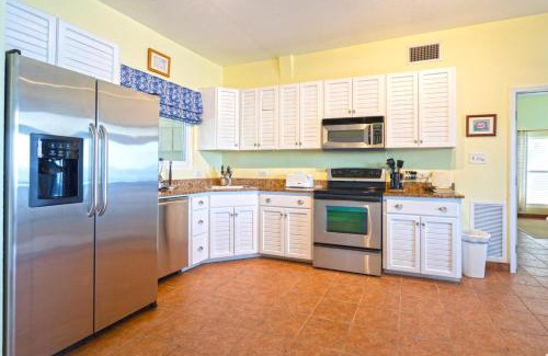 Gun Bay House | Castle Guesthouse by Grand Cayman Villas & Condos