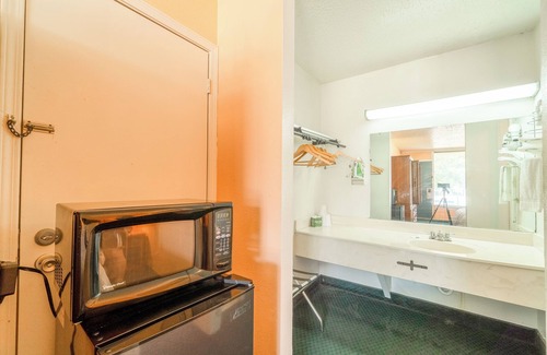 Lawton Hotel | Castle Inn & Suites by OYO Lawton