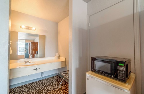 Lawton Hotel | Castle Inn & Suites by OYO Lawton