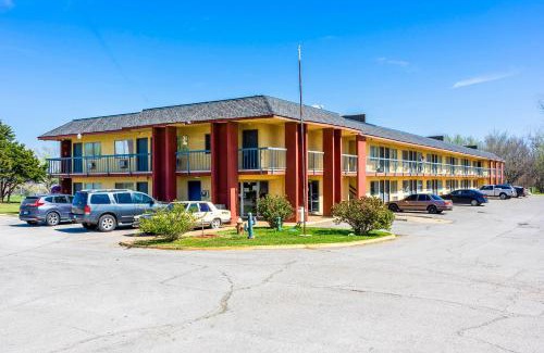 Chickasha Hotel | Castle Inn & Suites By OYO Chickasha