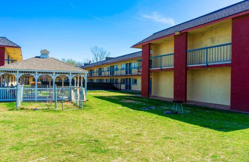 Chickasha Hotel | Castle Inn & Suites By OYO Chickasha