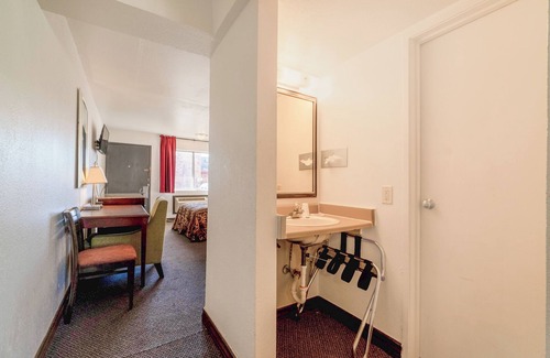 Chickasha Hotel | Castle Inn & Suites By OYO Chickasha