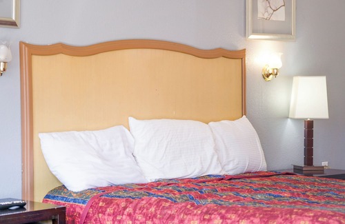 Chickasha Hotel | Castle Inn & Suites By OYO Chickasha