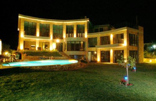 Nea Propontida Villa | Castle on the edge of the sea