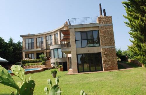 Nea Propontida Villa | Castle on the edge of the sea