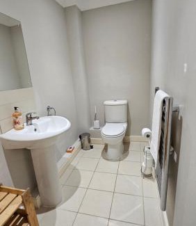 Pembroke Apartment | Castle Pond House