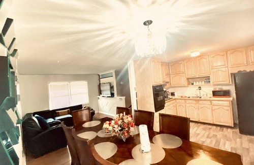 Morrow House | 🏰 Castle 🏰 Spacious Luxuries V- Convenience 5bdR/2.5 bT/S-Atlanta GA🛬