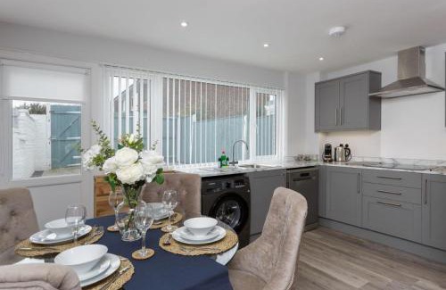 Portsmouth House | Castle View - 2 Bed Stylish Coastal Port Solent Retreat with Views! Parking, Sleeps 6 - By Blue Puffin Stays