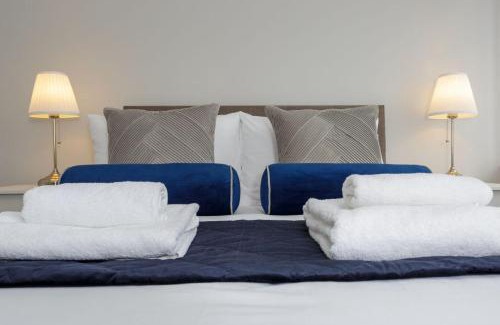 Portsmouth House | Castle View - 2 Bed Stylish Coastal Port Solent Retreat with Views! Parking, Sleeps 6 - By Blue Puffin Stays
