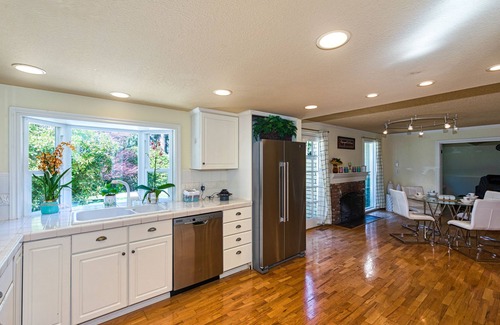 Cougar Mountain House | CASTLE VILLA: convenient n comfortable!