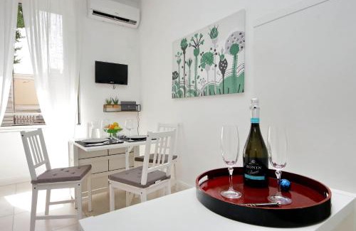 Rione XVIII Castro Pretorio Apartment | CASTRO PRETORIO SUITE -1st floor of historic mansion with lift, comfortable, baby friendly, bike parking, most quiet and guarded area in front of Officers headquarters 5 minutes walk from Termini Railway & Metro station - Genuine guest care in 4 languages
