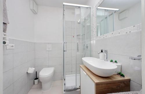 Rione XVIII Castro Pretorio Apartment | CASTRO PRETORIO SUITE -1st floor of historic mansion with lift, comfortable, baby friendly, bike parking, most quiet and guarded area in front of Officers headquarters 5 minutes walk from Termini Railway & Metro station - Genuine guest care in 4 languages