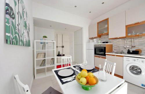 Rione XVIII Castro Pretorio Apartment | CASTRO PRETORIO SUITE -1st floor of historic mansion with lift, comfortable, baby friendly, bike parking, most quiet and guarded area in front of Officers headquarters 5 minutes walk from Termini Railway & Metro station - Genuine guest care in 4 languages