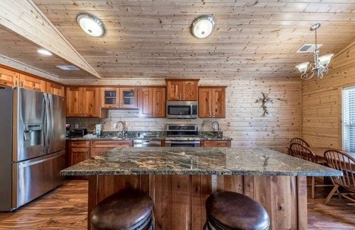 Alto Cabin | Casual Comforts with hot tub and Pet Friendly!