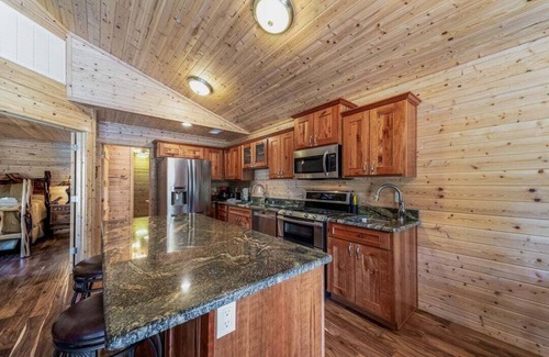 Alto Cabin | Casual Comforts with hot tub and Pet Friendly!