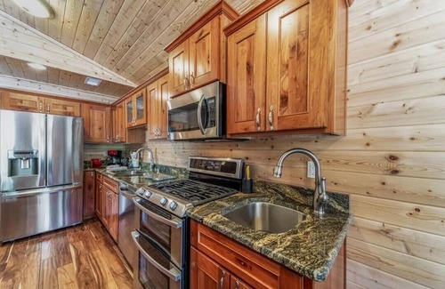 Alto Cabin | Casual Comforts with hot tub and Pet Friendly!