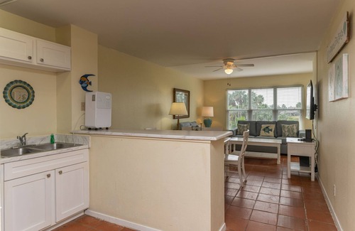 South Padre Island Condo | Casual condo close to beach w/pool & grills!