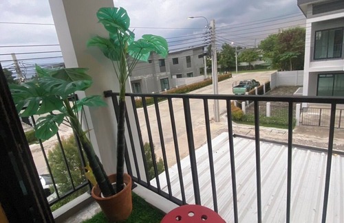 Thap Yao House | Cat 's lover townhouse Suvannabhumi Airport .