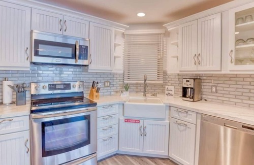 Avalon Apartment | Catalina Island getaway with 6 seat golf cart A/C