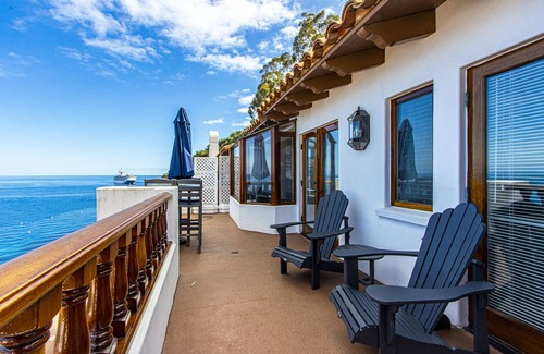 Avalon Apartment | Catalina Island getaway with 6 seat golf cart A/C