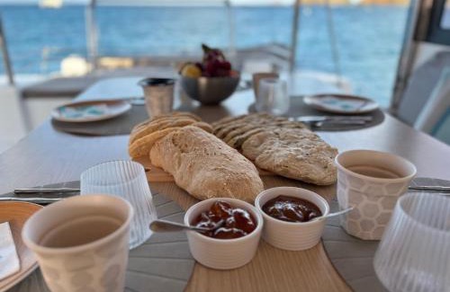Colombier Boat Rental | CATAMARAN ZEPHYR EXPERIENCE EXCLUSIVE Navigation, diner, nuit, petit-déjeuner inclus