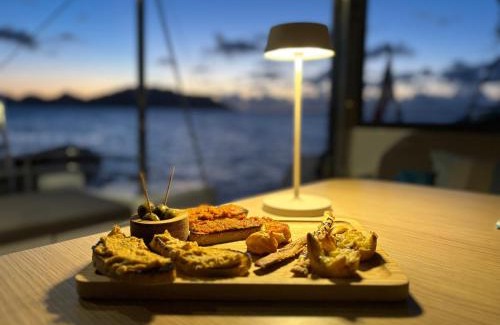 Colombier Boat Rental | CATAMARAN ZEPHYR EXPERIENCE EXCLUSIVE Navigation, diner, nuit, petit-déjeuner inclus