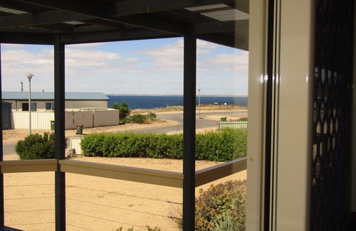 Para Wurlie House | Catch N Relax - Off Peak Special!