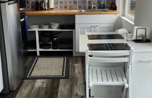 Hillsboro House | Catch the end of Summer now! Quiet & comfy, 1GB web, close to everything.