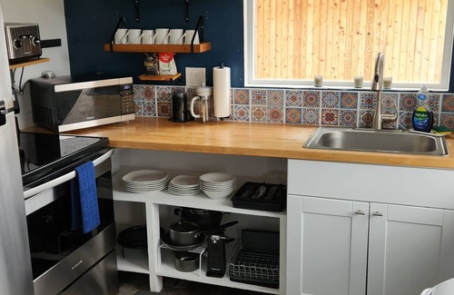 Hillsboro House | Catch the end of Summer now! Quiet & comfy, 1GB web, close to everything.