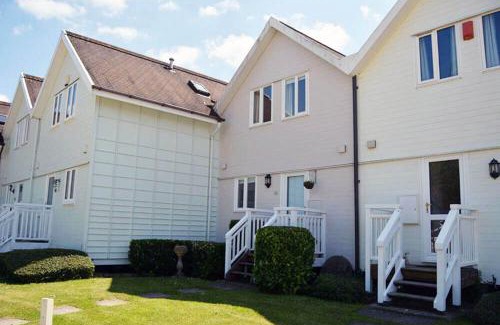 South Cerney House | Caterina Lake Lodge
