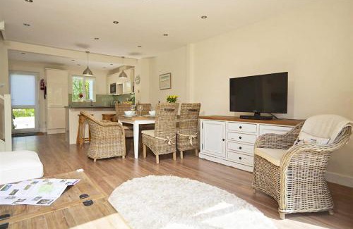 South Cerney House | Caterina Lake Lodge