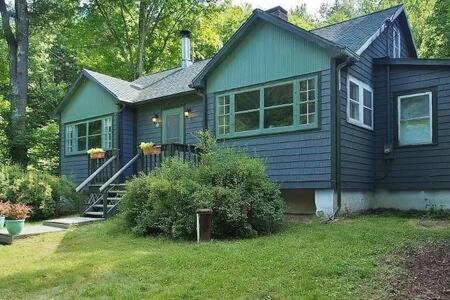 Shandaken House | Catskills Cabin with Hot Tub near Skiing