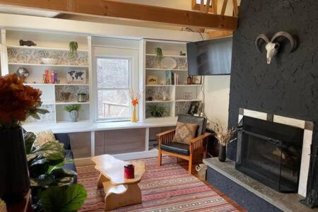 Shandaken House | Catskills Cabin with Hot Tub near Skiing