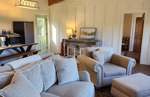 Ellabell Cottage | Cattail Cottage - Pet Friendly - Fully fenced - 30 mins to Savannah!