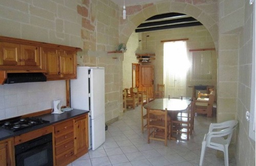 Gharb Villa | Cauchi corner house with roof top pool airconditioned!