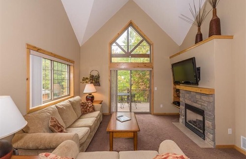 Lake Shore House | Causeway on Gull Lake