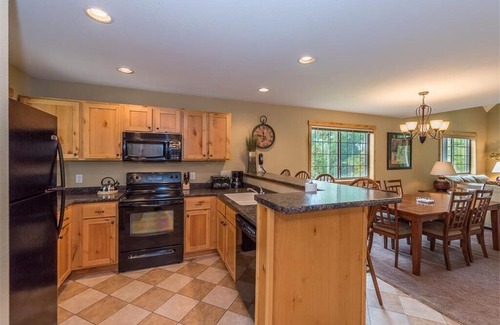 Lake Shore House | Causeway on Gull Lake
