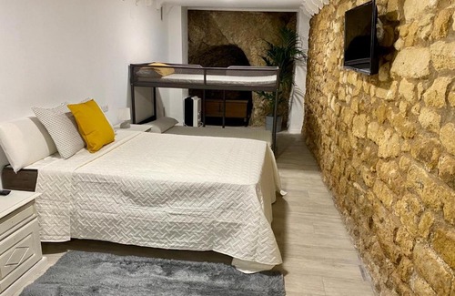 Alicante City Centre House | Cave Rooms