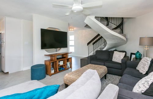 Seven Mile Beach Condo | 🌴 Cayman Reef 57 COMPLETELY RENOVATED! 3 King Beds Granite Stainless Modern