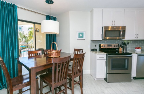 Seven Mile Beach Condo | 🌴 Cayman Reef 57 COMPLETELY RENOVATED! 3 King Beds Granite Stainless Modern